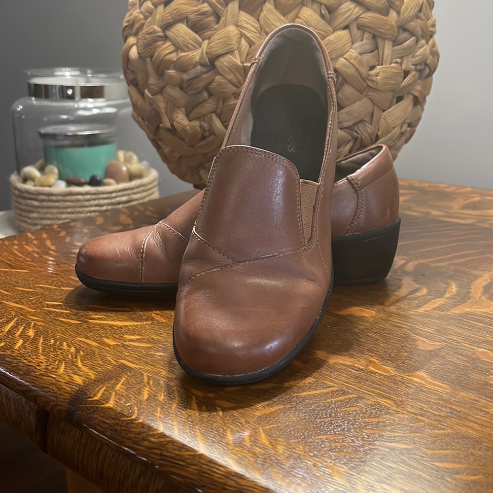 Clarks bendables tan leather loader 1.5 inch heel